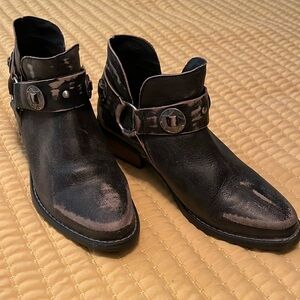 Women’s Chinese Laundry - Austin western bootie sz 9 - black/brown (distressed)